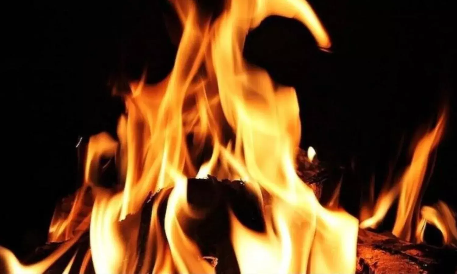 मंदसौर में SP ऑफिस के बाहर दो युवकों ने की आत्मदाह की कोशिश, लाखों की ठगी होने के बाद उठाया कदम