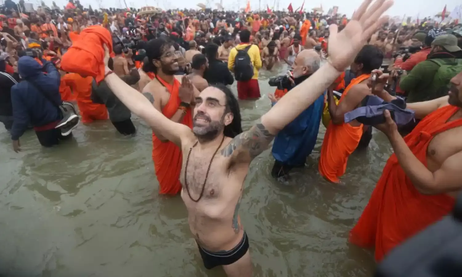 दुनिया के कई देश, हर राज्य और हर जाति के लोगों ने एक साथ लगाई संगम में डुबकी…