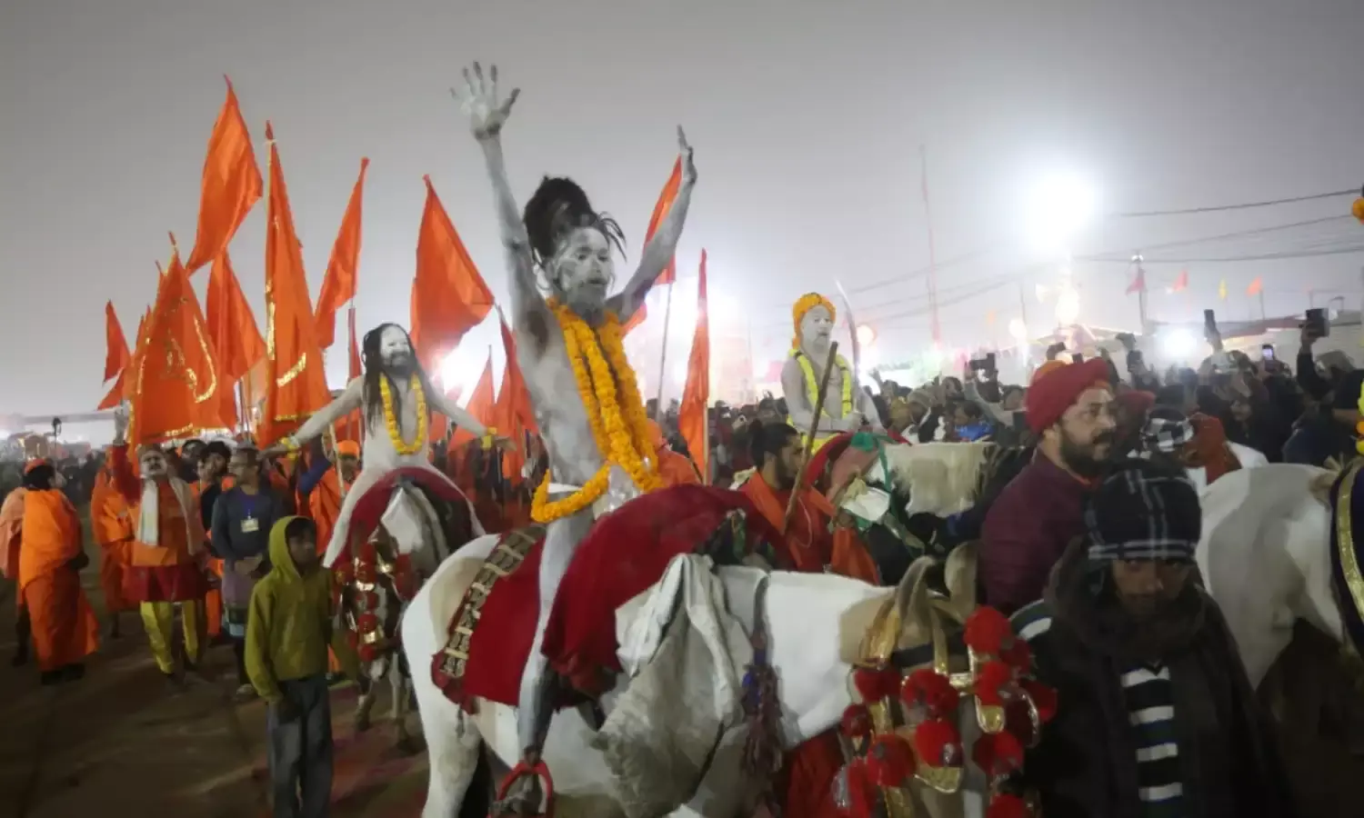 महाकुम्भ 2025 के पहले अमृत स्नान मकर संक्रांति के पावन अवसर पर नागा श्रद्धालुओं ने खींचा ध्यान…