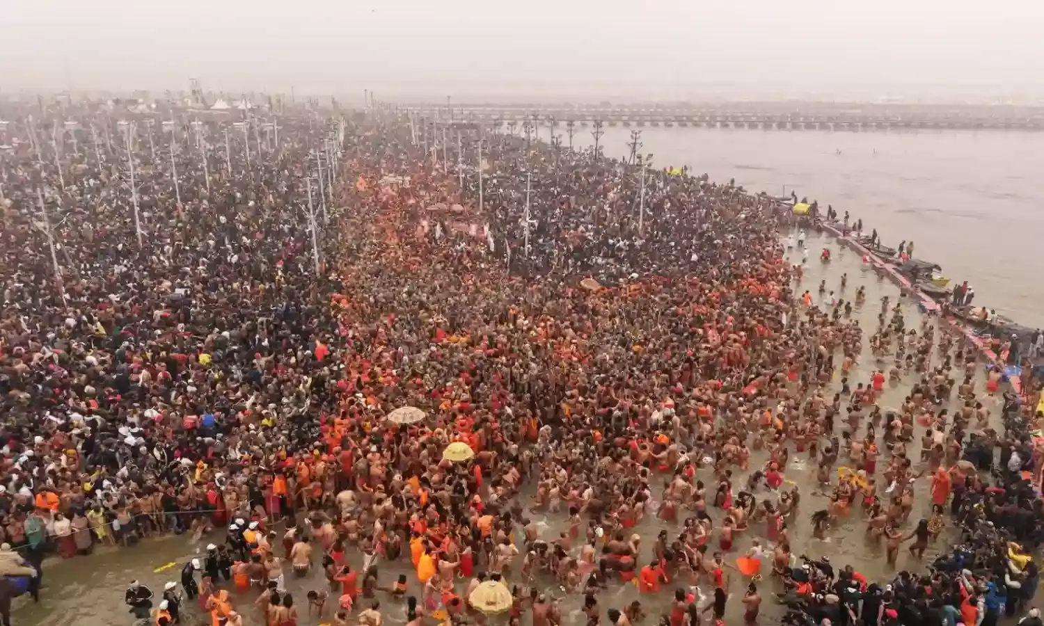 महाकुंभ 2025 में तीसरे अमृत स्नान पर उमड़ा जनसैलाब , हेलीकॉप्टर से साधु-संतों पर हुई पुष्प वर्षा