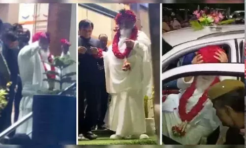 जोधपुर जेल से बाहर आए रेपिस्ट आसाराम का फूलों से स्वागत, एकांतवास में बिताएगा समय