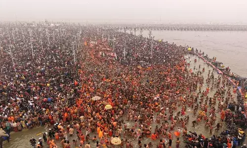 महाकुंभ 2025 में तीसरे अमृत स्नान पर उमड़ा जनसैलाब , हेलीकॉप्टर से साधु-संतों पर हुई पुष्प वर्षा