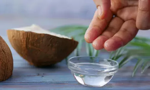 सर्दियों में स्कैल्प पर नारियल तेल लगा सकते हैं या नहीं? जानिये क्या है इसका सही जवाब