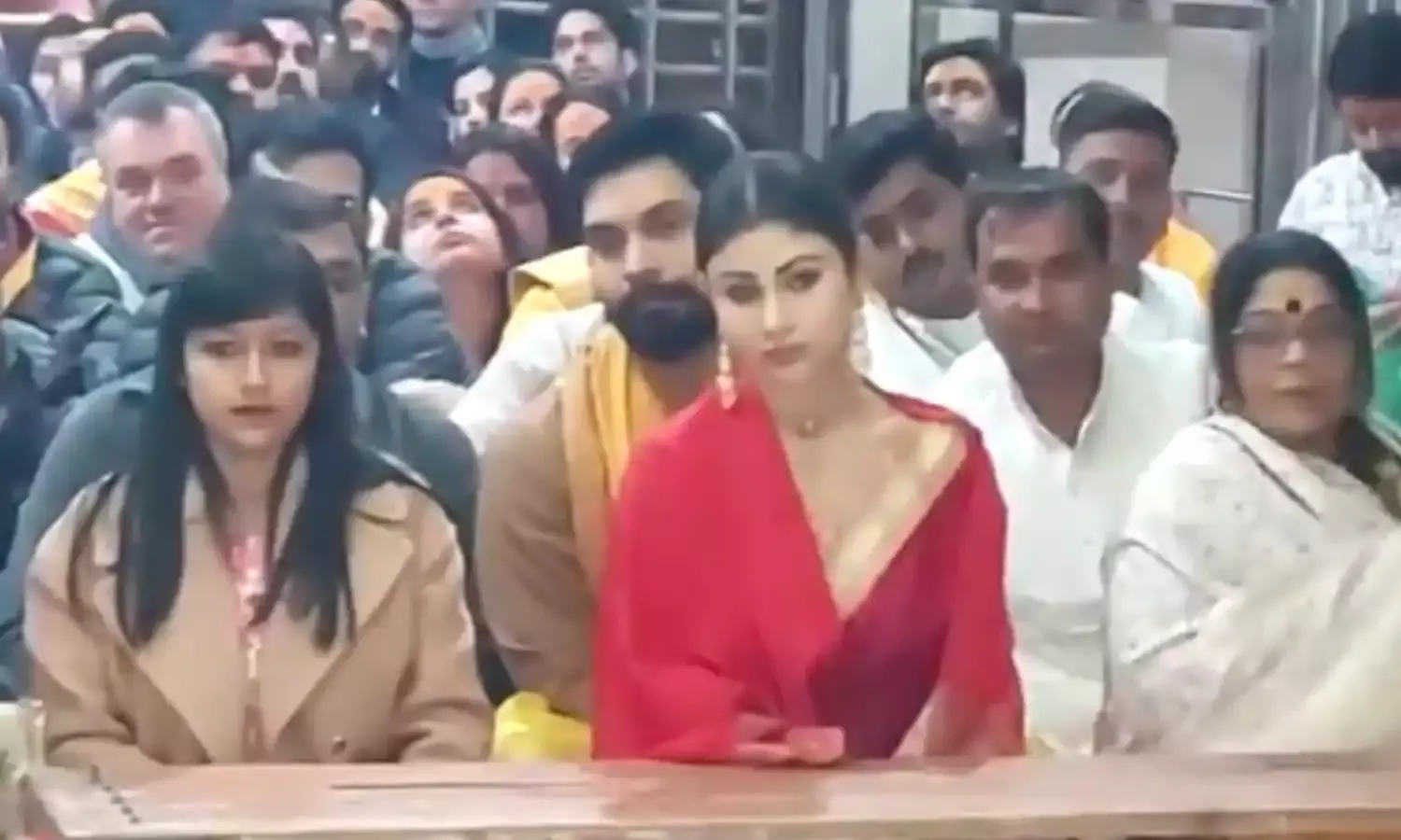 अभिनेत्री मौनी रॉय ने किए बाबा महाकाल के दर्शन, कहा भस्मारती के दौरान हो गई थी भावुक