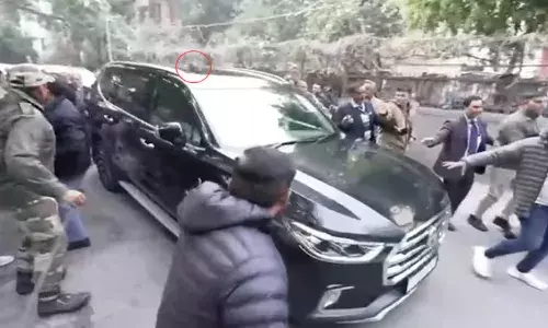 अरविंद केजरीवाल की गाड़ी पर पत्थरबाजी, BJP-AAP आमने-सामने