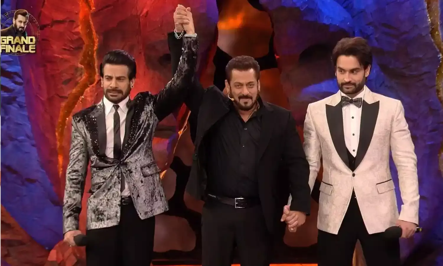 करणवीर मेहरा बने बिग बॉस 18 के विनर, चमचमाती ट्रॉफी के साथ मिले इतने लाख रुपए