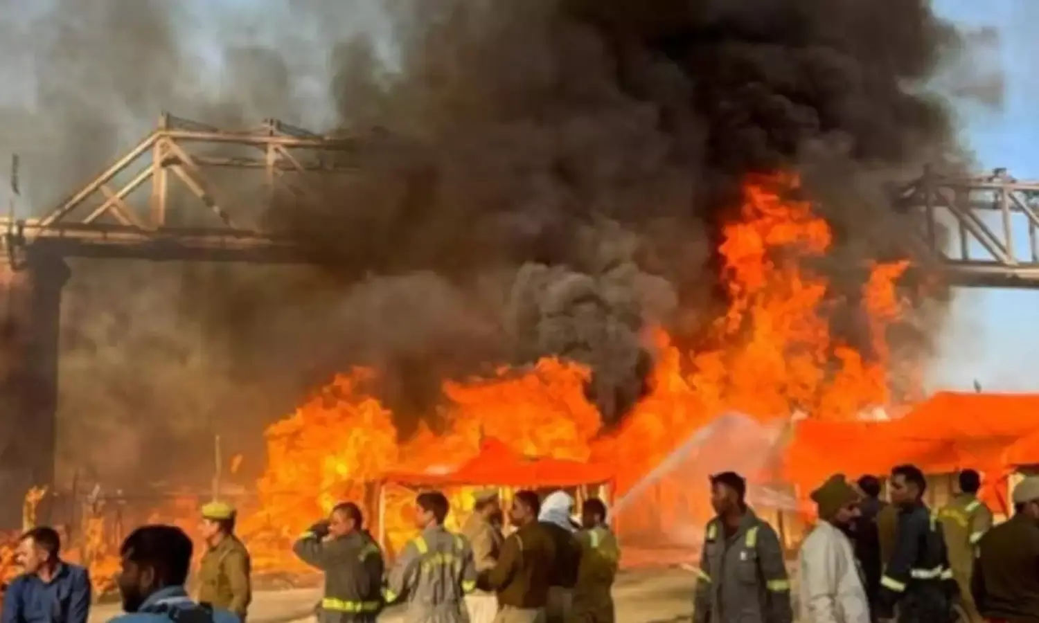 पहले से की गई तैयारी ने टाला बड़ा हादसा, 2 मिनट में पहुंचीं दमकल गाड़ियां, जांबाज जवानों ने 30 लोगों को किया रेस्क्यू