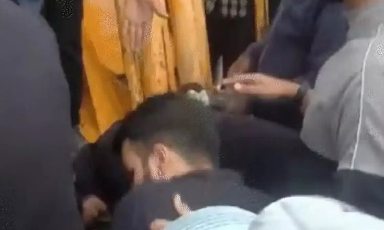 क्रेन में फंसी युवती, अगले हिस्से को कटर से काटकर किया रेस्क्यू, लापरवाही पर लोगों ने किया हंगामा