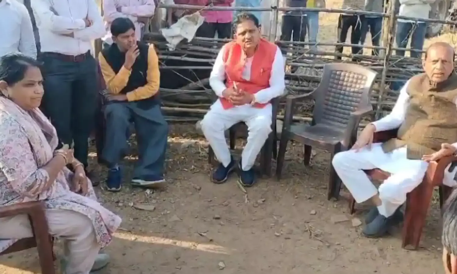 बुधनी भाजपा MLA रमाकांत भार्गव की अधिकारियों को दो टूक, आदिवासियों को आतंकित करना बंद करें