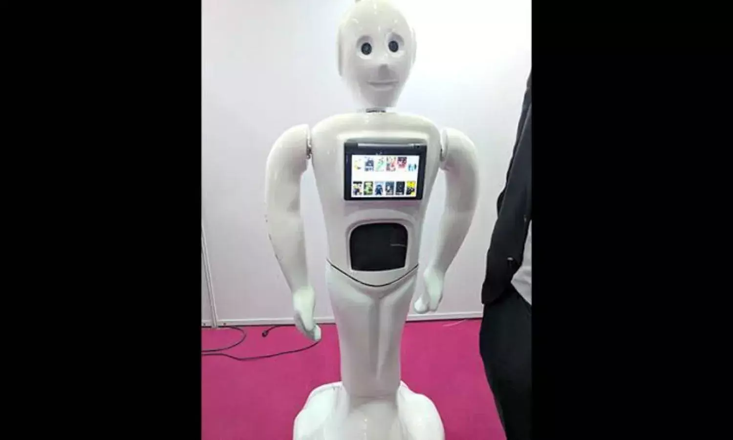 महाकुंभ में छाया टेक्नोलॉजी का क्रेज, चाय बना कर पिला रहे है रोबोट