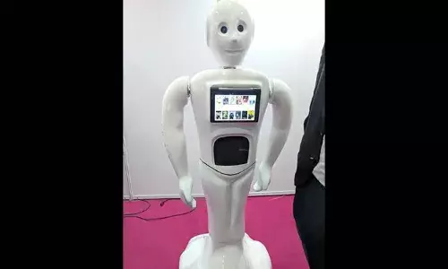 महाकुंभ में छाया टेक्नोलॉजी का क्रेज, चाय बना कर पिला रहे है रोबोट