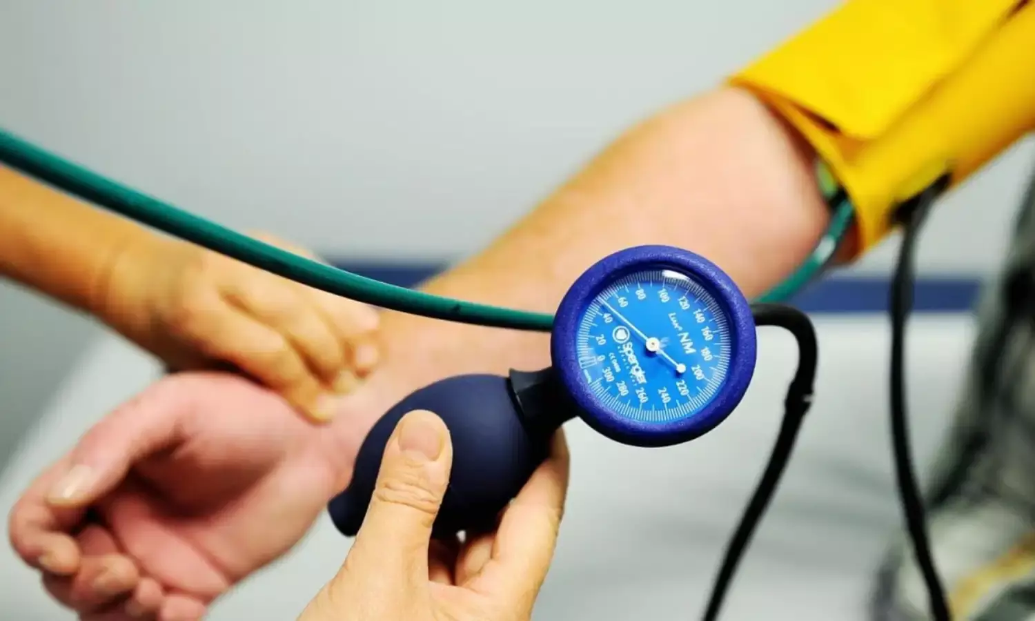 हाई ब्लड प्रेशर वाले बिल्कुल न खाएं ये फूड, हालत हो सकती है खराब