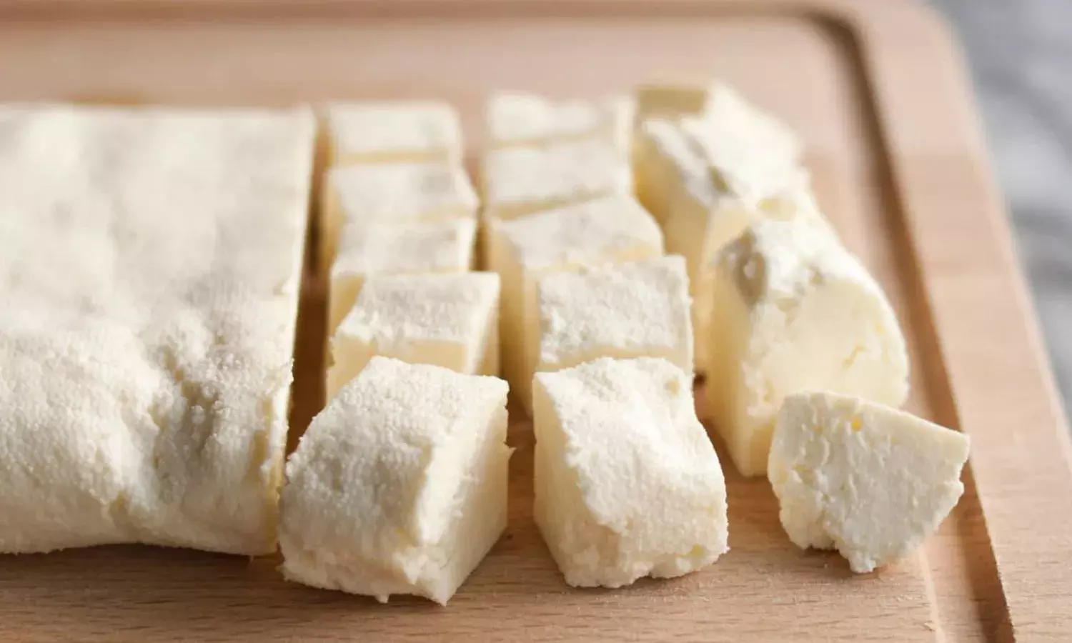 रेलवे स्टेशन से चोरी हुआ लाखों का पनीर मिला, जांच अधिकारी निलंबित