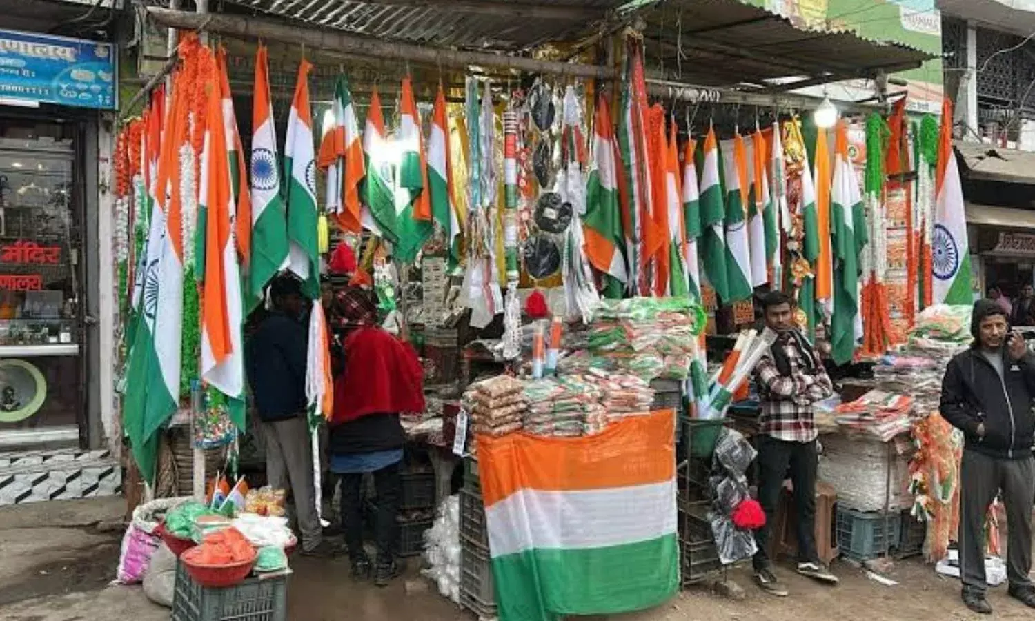 गणतंत्र दिवस को लेकर तिरंगे व एसेसिरीज से सजा बाजार