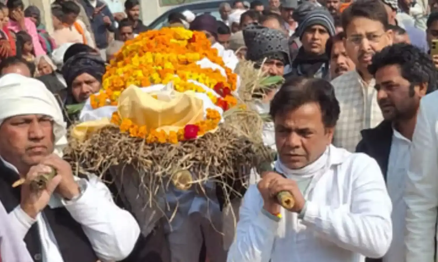 अभिनेता ने दिया पिता की अर्थी को कंधा, पैतृक गांव कुंडरा में अंतिम संस्कार...