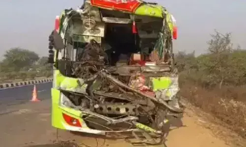 खड़े ट्रक से टकराई बस, नवजात की मौत, 43 घायल