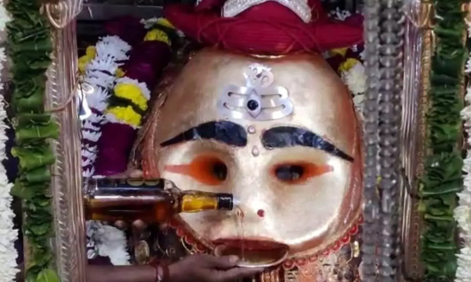 उज्जैन में बाबा काल भैरव मंदिर में लागू नहीं होगी शराबबंदी, संतों ने की मांस विक्रय पर रोक की मांग