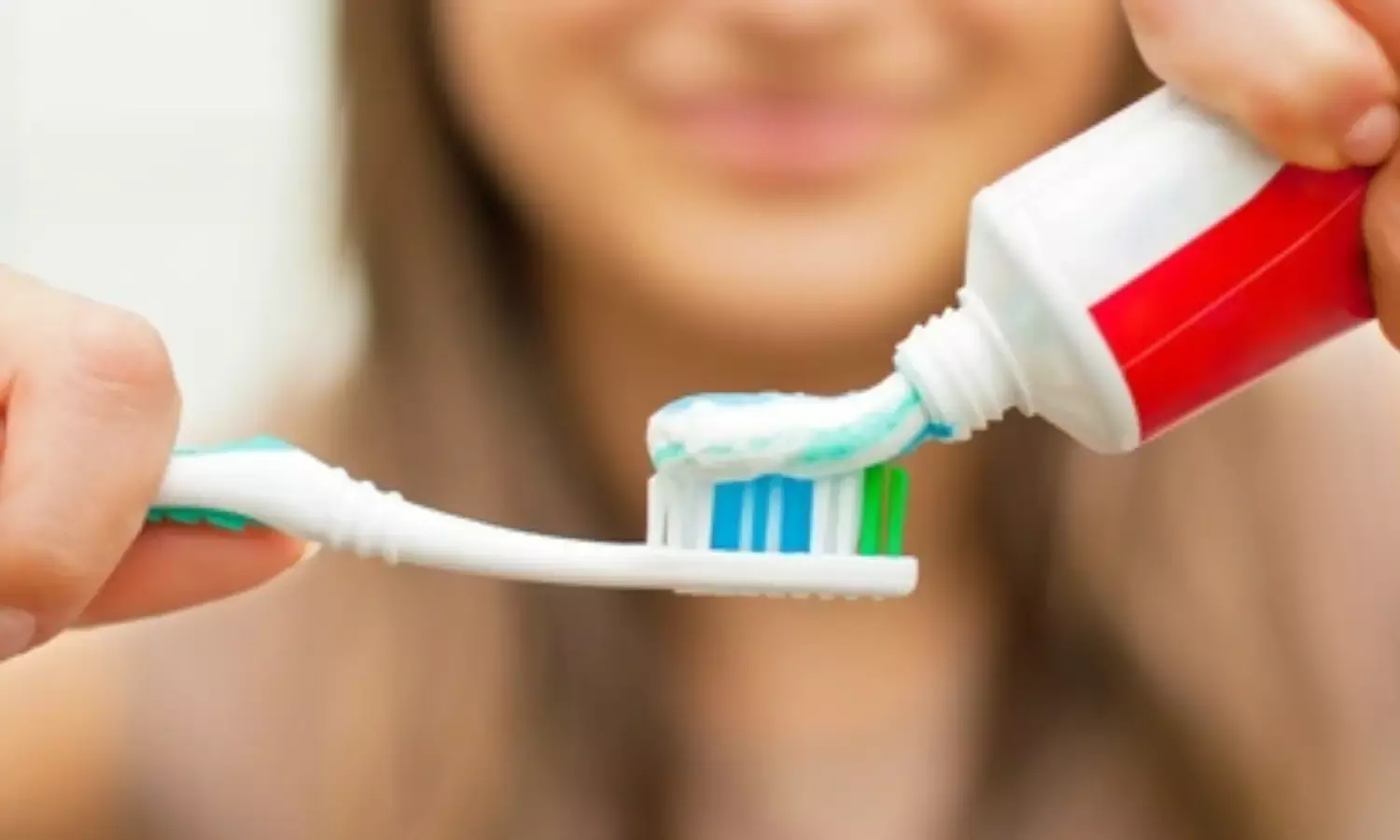 दांतों की सफाई करनी हो तो अपनाएं ये तरीका, नहीं होगा नुकसान