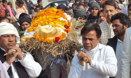 अभिनेता ने दिया पिता की अर्थी को कंधा, पैतृक गांव कुंडरा में अंतिम संस्कार...