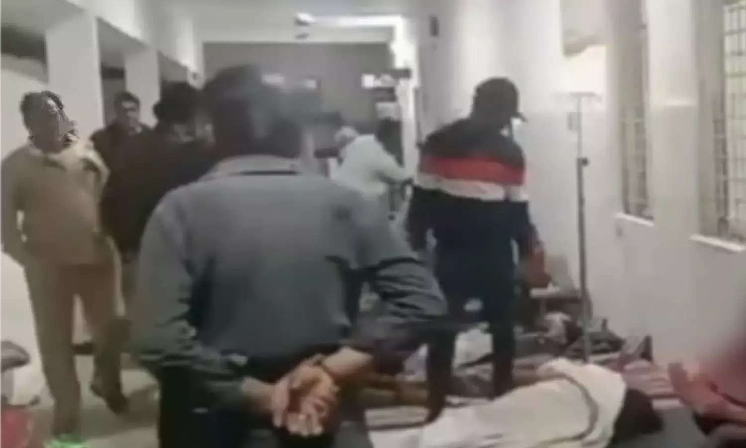 गणतंत्र दिवस पर मिला भोजन खाकर स्कूली बच्चे हुए बीमार