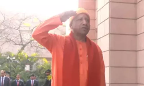 सीएम योगी आदित्यनाथ ने फहराया ध्वज, कहा - संविधान हमारा मार्गदर्शक