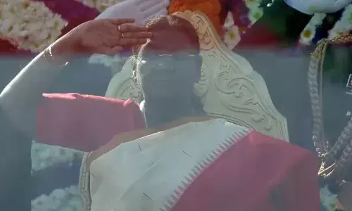 राष्ट्रपति द्रौपदी मुर्मू ने कर्तव्य पथ पर फहराया ध्वज, राष्ट्रगान और 21 तोपों की सलामी भी दी गई