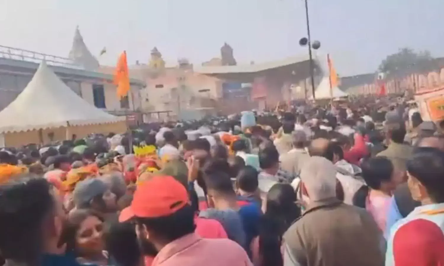 अयोध्या में भारी भीड़, दो लोगों की मौत, आज 10 लाख से ज्यादा लोगों ने किए रामलला के दर्शन