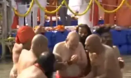 संगम में गृह मंत्री अमित शाह ने किया स्नान, सीएम योगी समेत संत रहे मौजूद