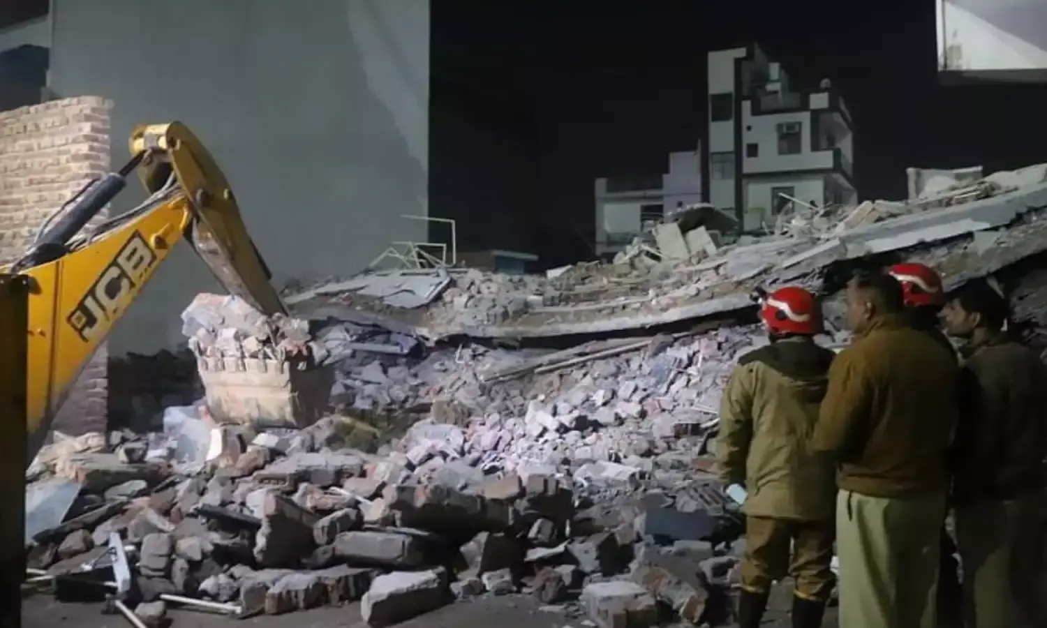 बुराड़ी इलाके में गिरी नवनिर्मित 4 मंजिला इमारत,  20 से अधिक लोग फंसे, एक बच्ची की मौत