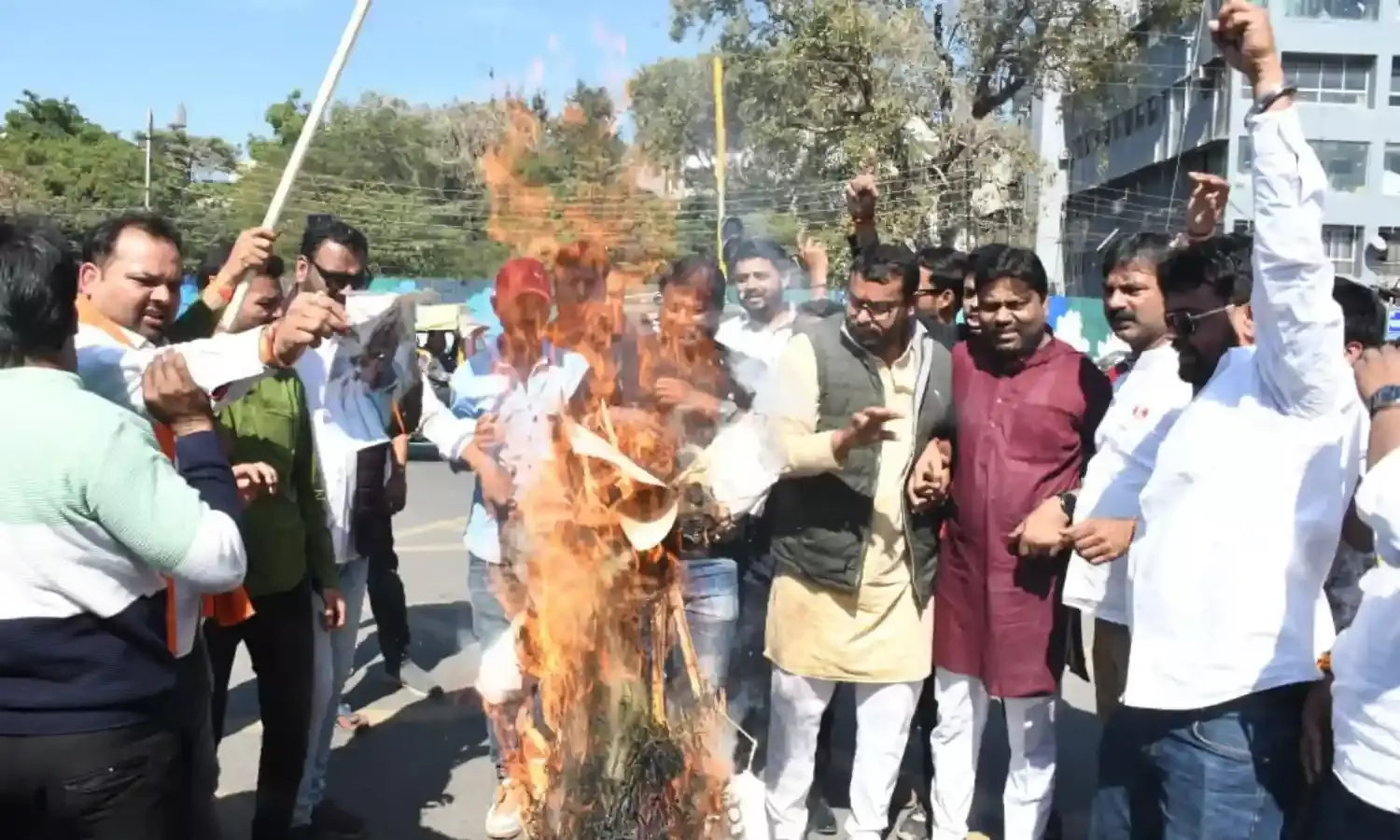भाजयुमो ने जलाया मल्किार्जुन खडग़े का पुतला,कांग्रेस राष्ट्रीय अध्यक्ष ने गंगा स्नान पर उठाए थे सवाल