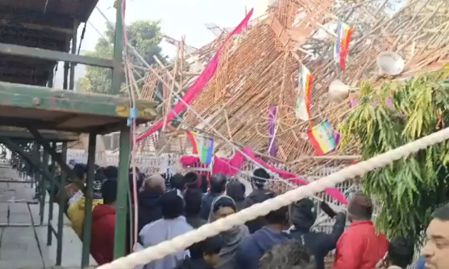 उत्तर प्रदेश के बागपत में बड़ा हादसा, लड्डू पर्व पर लकड़ी का मचान गिरा, भगदड़ से 80 घायल, 5 की मौत