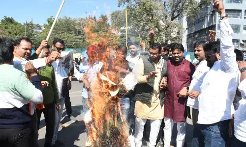 भाजयुमो ने जलाया मल्किार्जुन खडग़े का पुतला,कांग्रेस राष्ट्रीय अध्यक्ष ने गंगा स्नान पर उठाए थे सवाल