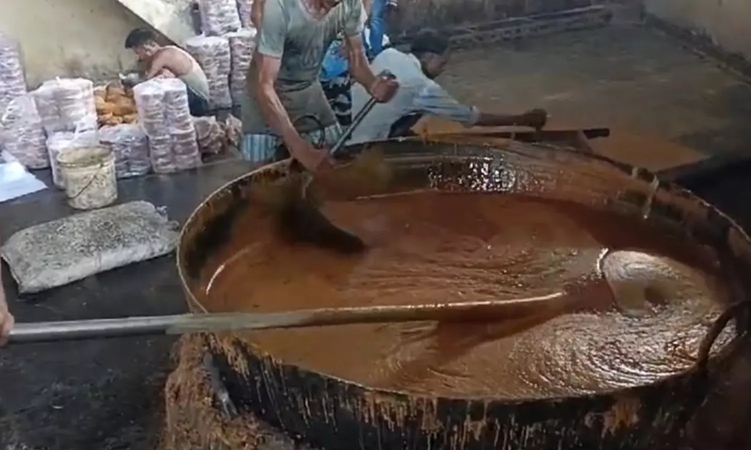 छत्‍तीसगढ़ की गुड़ फैक्ट्रियों में ड्रग्‍स विभाग की रेड, पत्थर पाउडर मिलाने की आशंका