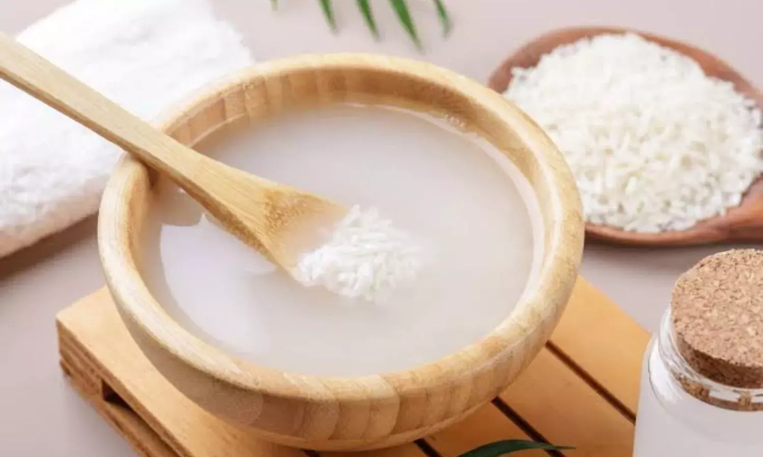बालों के लिए बेहद ही फायदेमंद होता है चावल का पानी, इस तरीके से करें इस्तेमाल