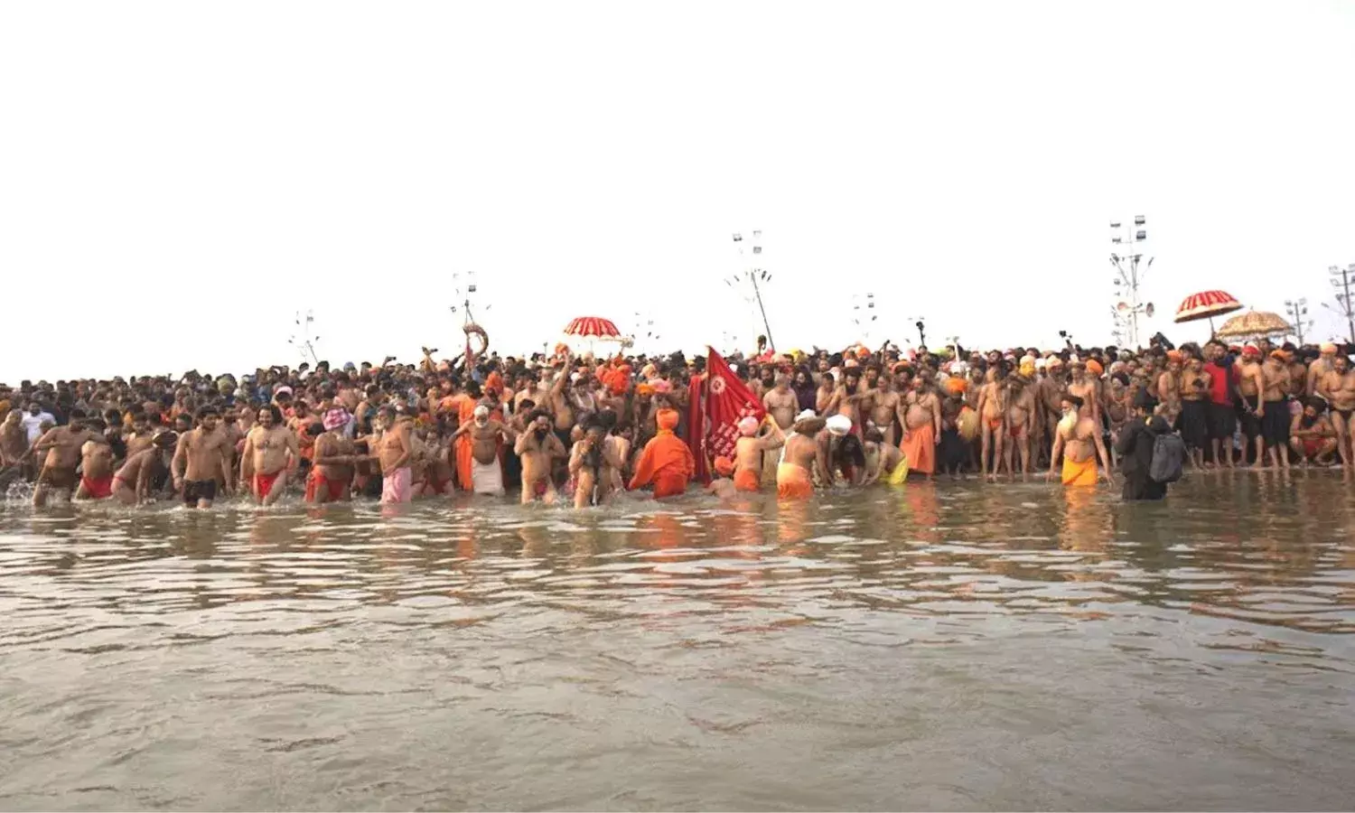 महाकुंभ में श्रद्धालु लगा रहे डुबकी, जानिए मौनी अमावस्या पर कितने करोड़ लोगों ने किया स्नान