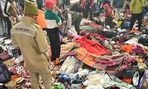 महाकुंभ भगदड़ की क्या थी वजह, इन्वेस्टिगेशन करने मुख्य सचिव और DGP करेंगे दौरा, सुप्रीम कोर्ट पहुंचा मामला