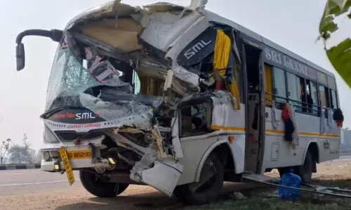 महाकुंभ से अयोध्या जा रही बस डंपर से टकराई…