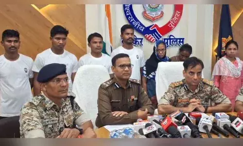 कांकेर में सात इनामी नक्सलियों ने किया सरेंडर, 20 से ज्यादा नक्सली घटनाओं में थे शामिल कांकेर में सात इनामी नक्सलियों ने किया सरेंडर, 20 से ज्यादा नक्सली घटनाओं में थे शामिल