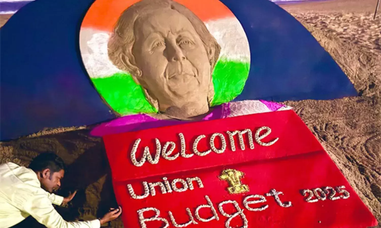 पुरी बीच पर सुदर्शन पटनायक की अनोखी रेत कला, 4 टन रेत से बनाई कलाकृति