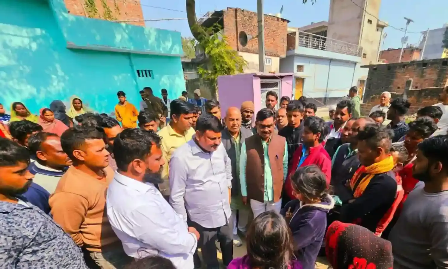 पुलिस ने शुरू की जांच, दोषियों के खिलाफ सख्त कार्रवाई का दिया आश्वासन