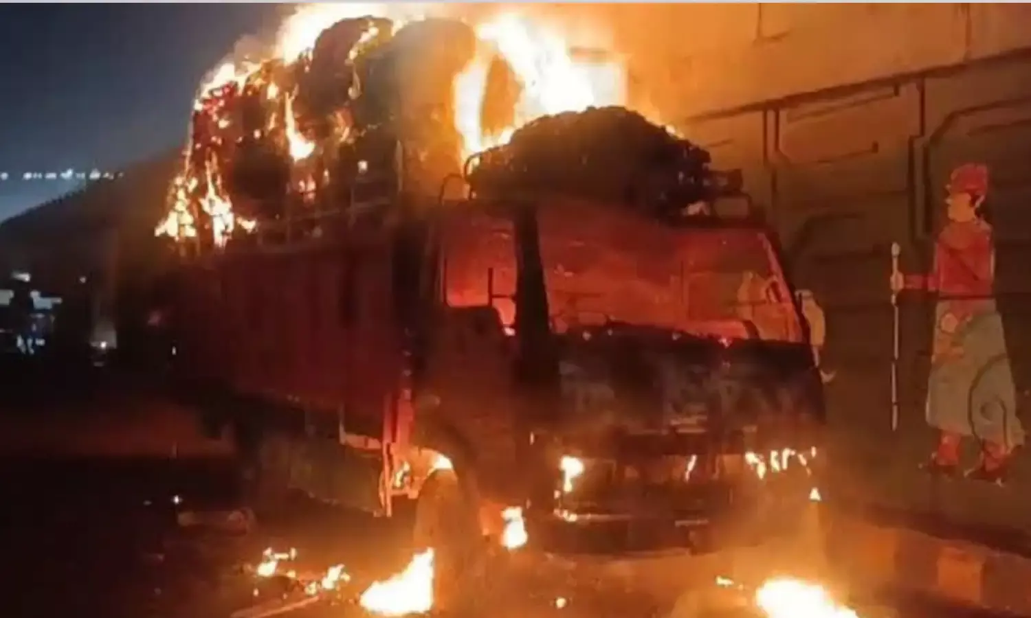 गैस सिलेंडर से भरे ट्रक में अचानक लगी भीषण आग, फिर ...