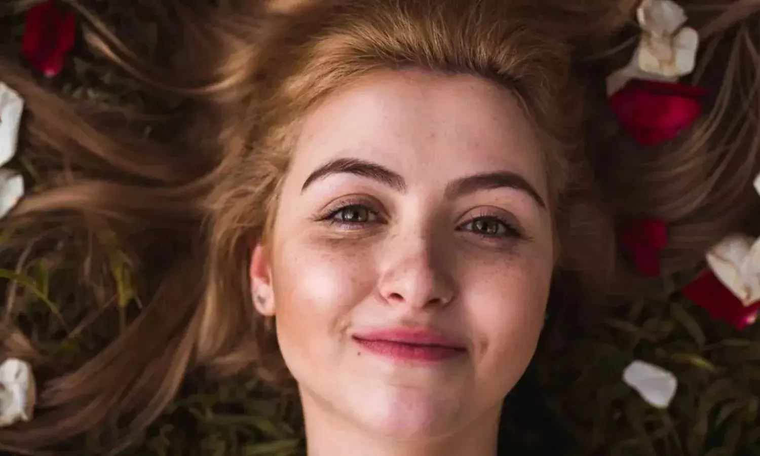 फूलों से पाए चमकती त्वचा, गुलाब ही नहीं ये फूल भी देंगे निखार