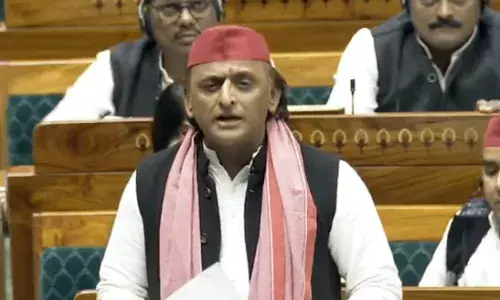 शव मोर्चरी में पड़े थे और सरकार फूलों की बरसात करवा रही थी, यह कैसी सनातनी परंपरा - लोकसभा में अखिलेश यादव बोले