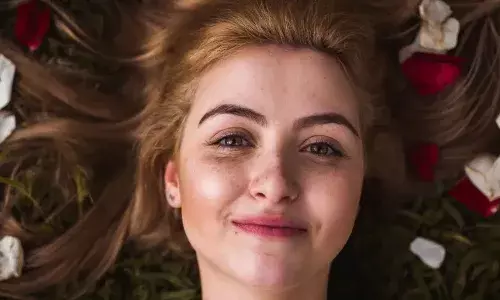 फूलों से पाए चमकती त्वचा, गुलाब ही नहीं ये फूल भी देंगे निखार