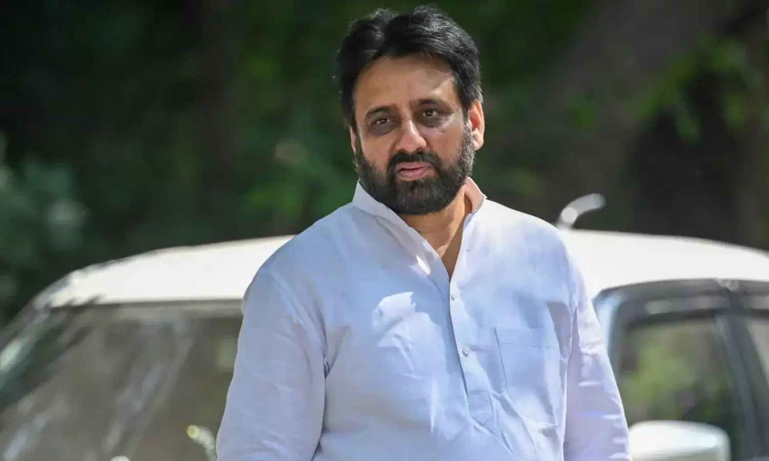 अमानतुल्लाह खान पर एमसीसी उल्लंघन तो दिनेश मोहनिया पर फ्लयिंग किस देने के लिए केस दर्ज