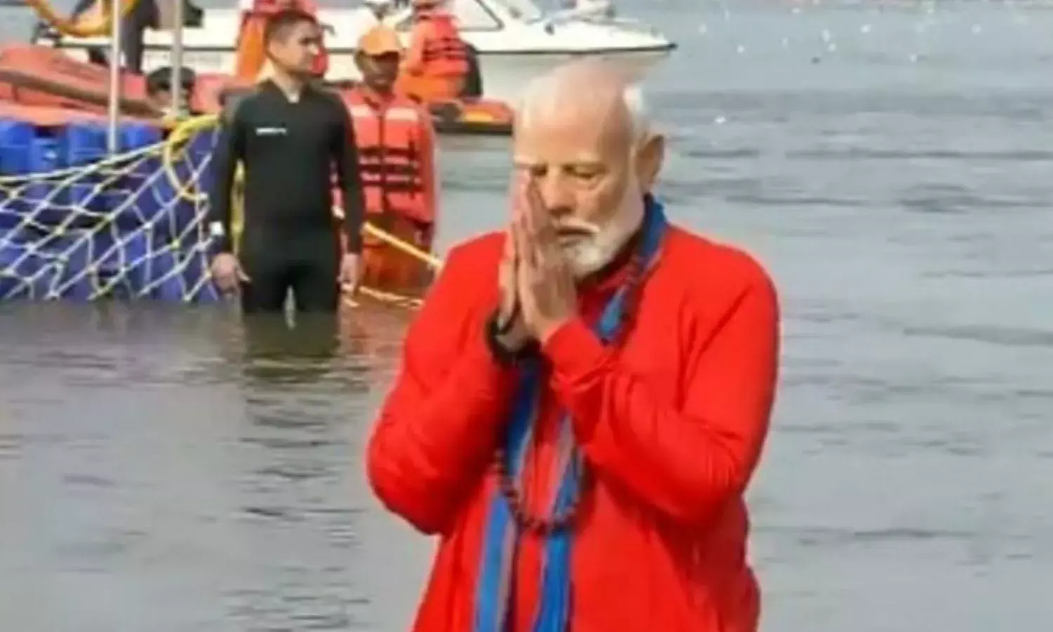 पीएम मोदी संगम में लगाई पवित्र डुबकी, सीएम योगी भी रहे मौजूद