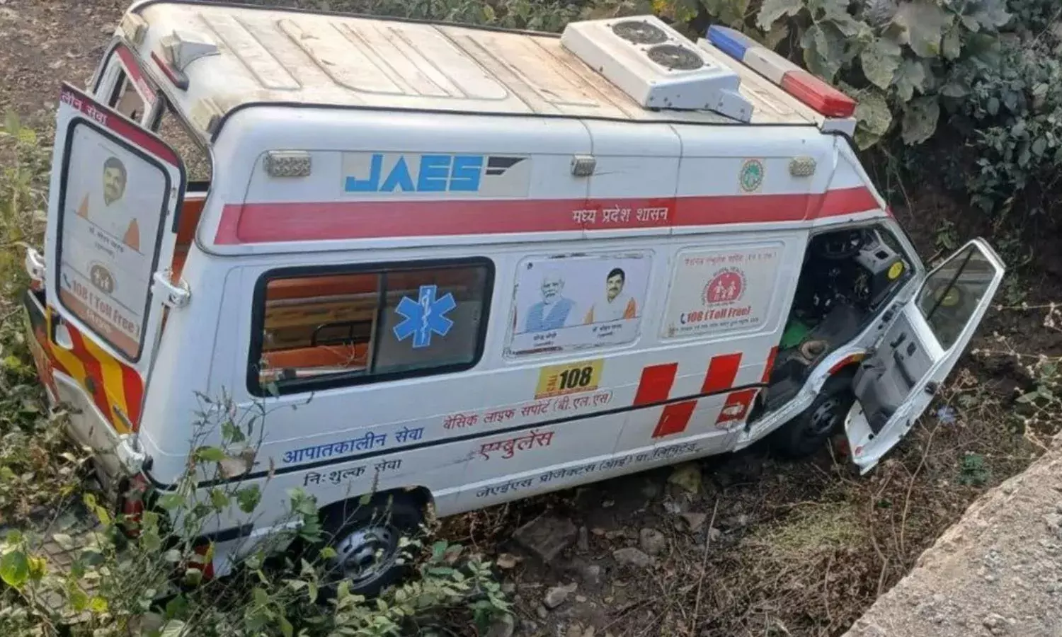 रायसेन में पलटी एंबुलेंस, मरीज समेत दो की मौत; ड्राईवर समेत तीन गंभीर घायल