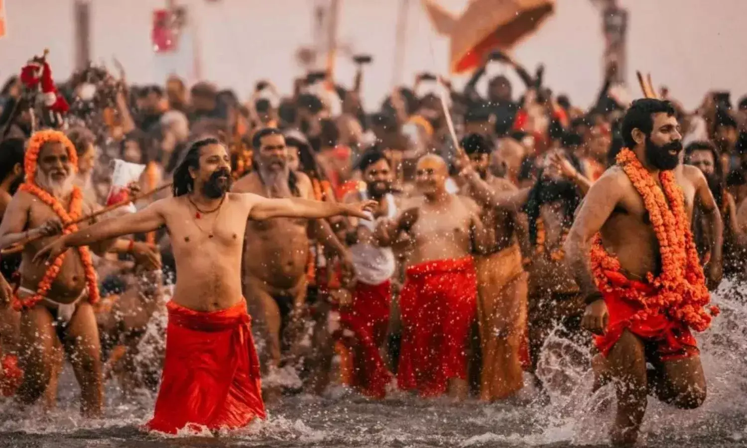 शाही स्नान और अमृत स्नान में क्या है अंतर? जानें महाकुंभ में क्यों हो रही इसकी खूब चर्चा शाही स्नान और अमृत स्नान में क्या है अंतर? जानें महाकुंभ में क्यों हो रही इसकी खूब चर्चा