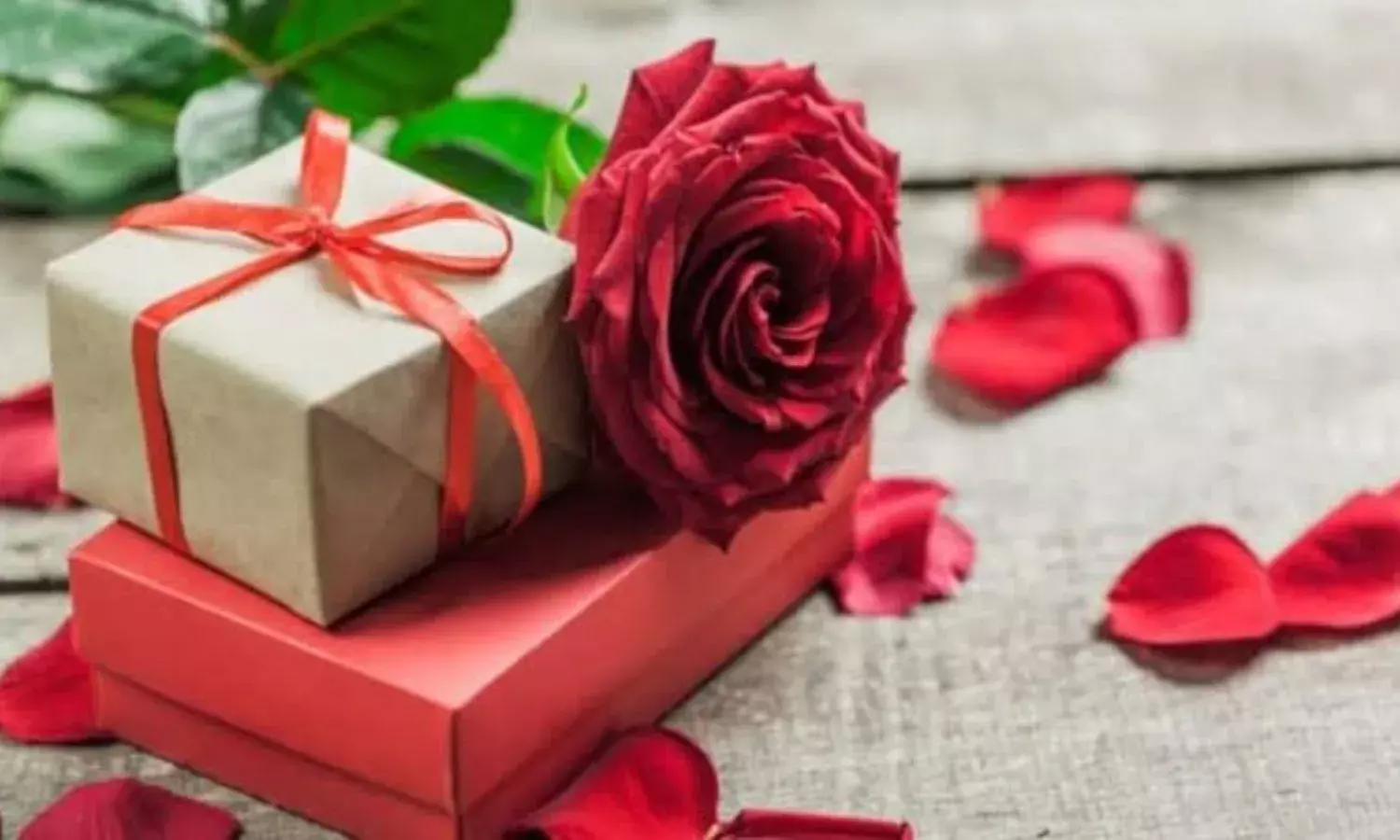 वेलेंटाइन डे मौके पर अपने पार्टनर को करना चाहते हैं खुश, तो इन गिफ्ट आइडिया को चुनें