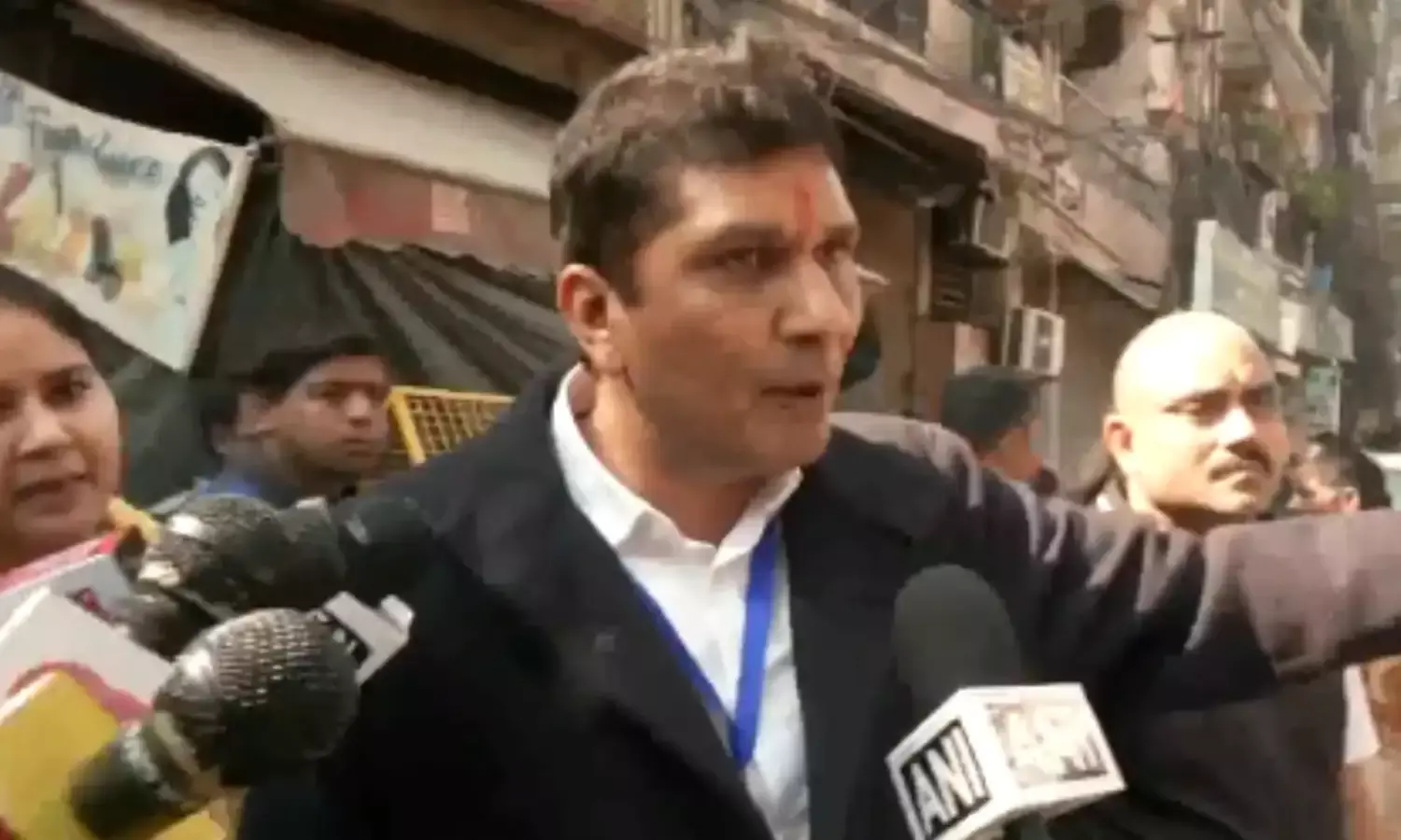 ग्रेटर कैलाश सीट से AAP प्रत्याशी सौरभ भारद्वाज ने दिल्ली पुलिस पर लगाए मतदान न करने देने के आरोप ग्रेटर कैलाश सीट से AAP प्रत्याशी सौरभ भारद्वाज ने दिल्ली पुलिस पर लगाए मतदान न करने देने के आरोप